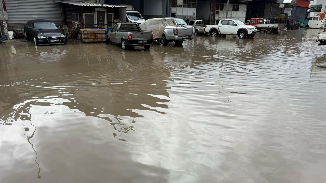 Adana’da Yağmur Hayatı Felç Etti: Kimi Yüzdü Kimi Mahsur Kaldı - Sayfa 2