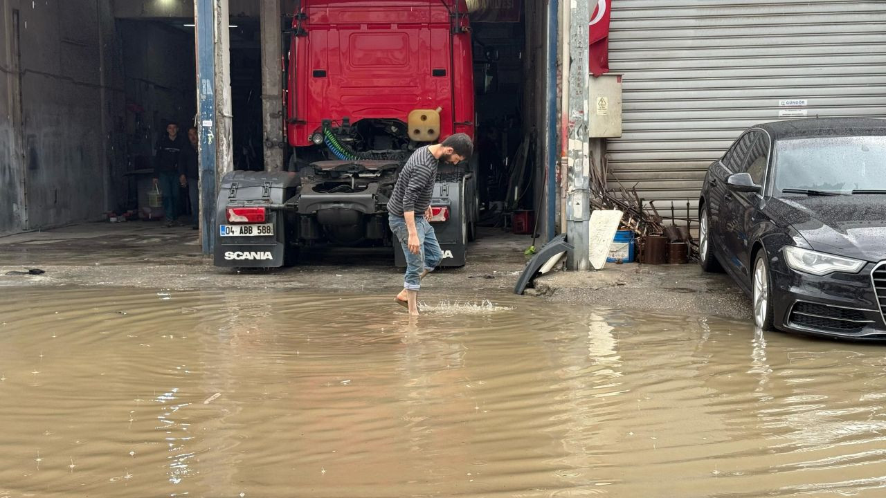 Adana’da Yağmur Hayatı Felç Etti: Kimi Yüzdü Kimi Mahsur Kaldı - Sayfa 3