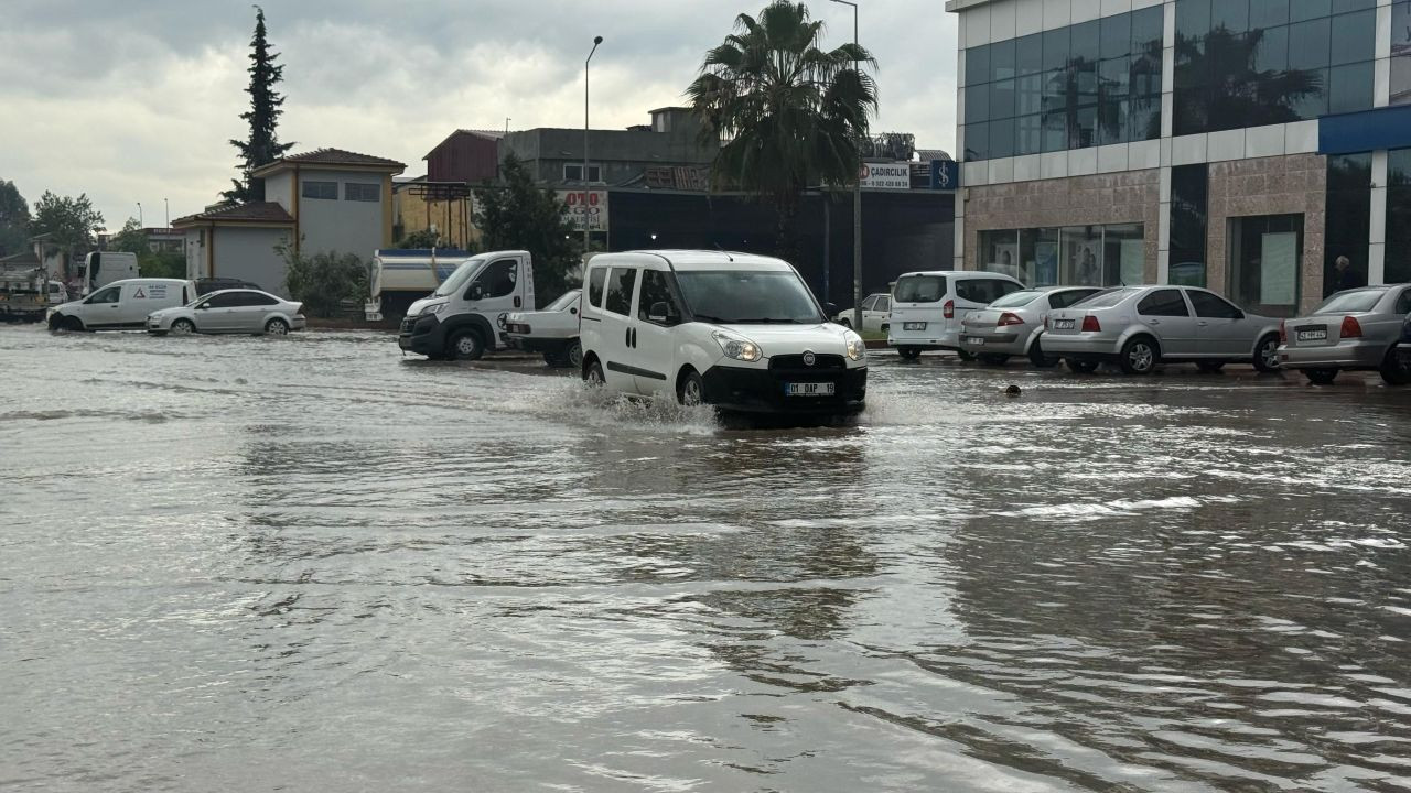 Adana’da Yağmur Hayatı Felç Etti: Kimi Yüzdü Kimi Mahsur Kaldı - Sayfa 4