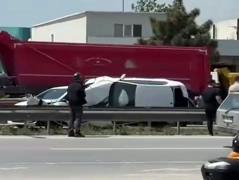 Devrilen Otomobil Bariyere Sıkıştı: Feci Kaza Anı Kamerada! - Sayfa 3