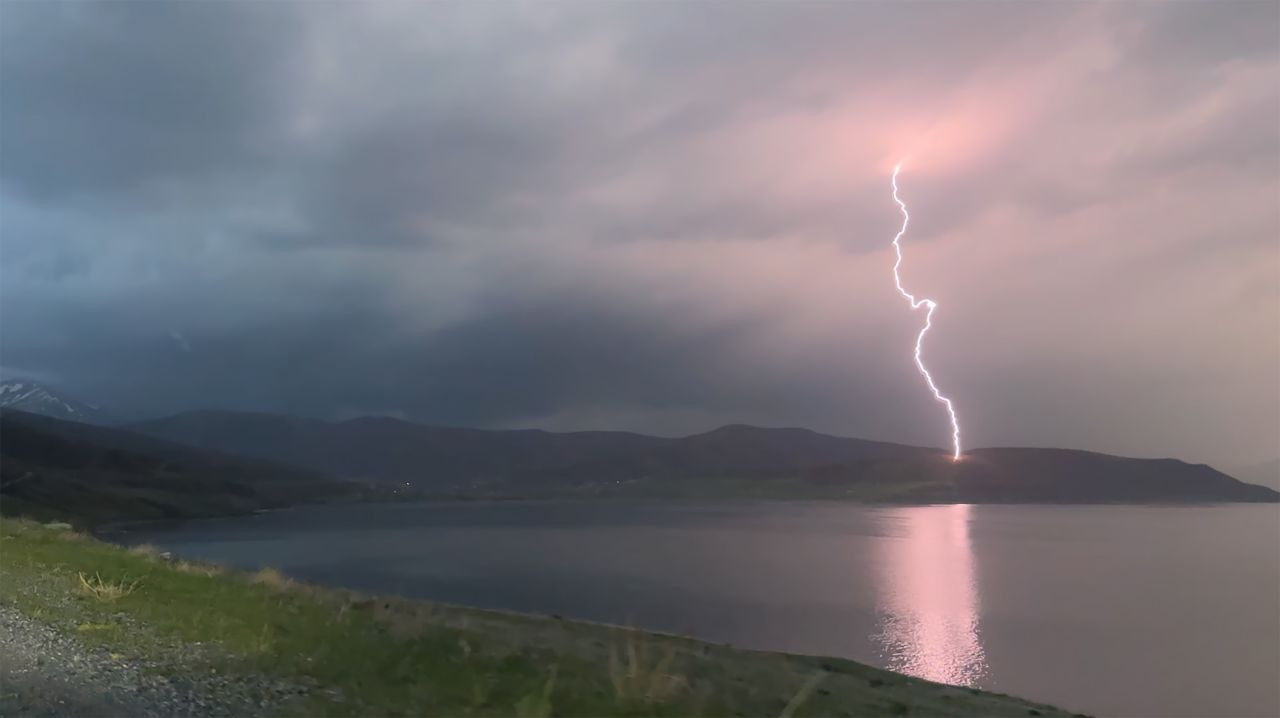 Van Gölü Üzerinde Çakan Şimşekler Hem Korkuttu Hem De Görsel Şölen Oluşturdu - Sayfa 1