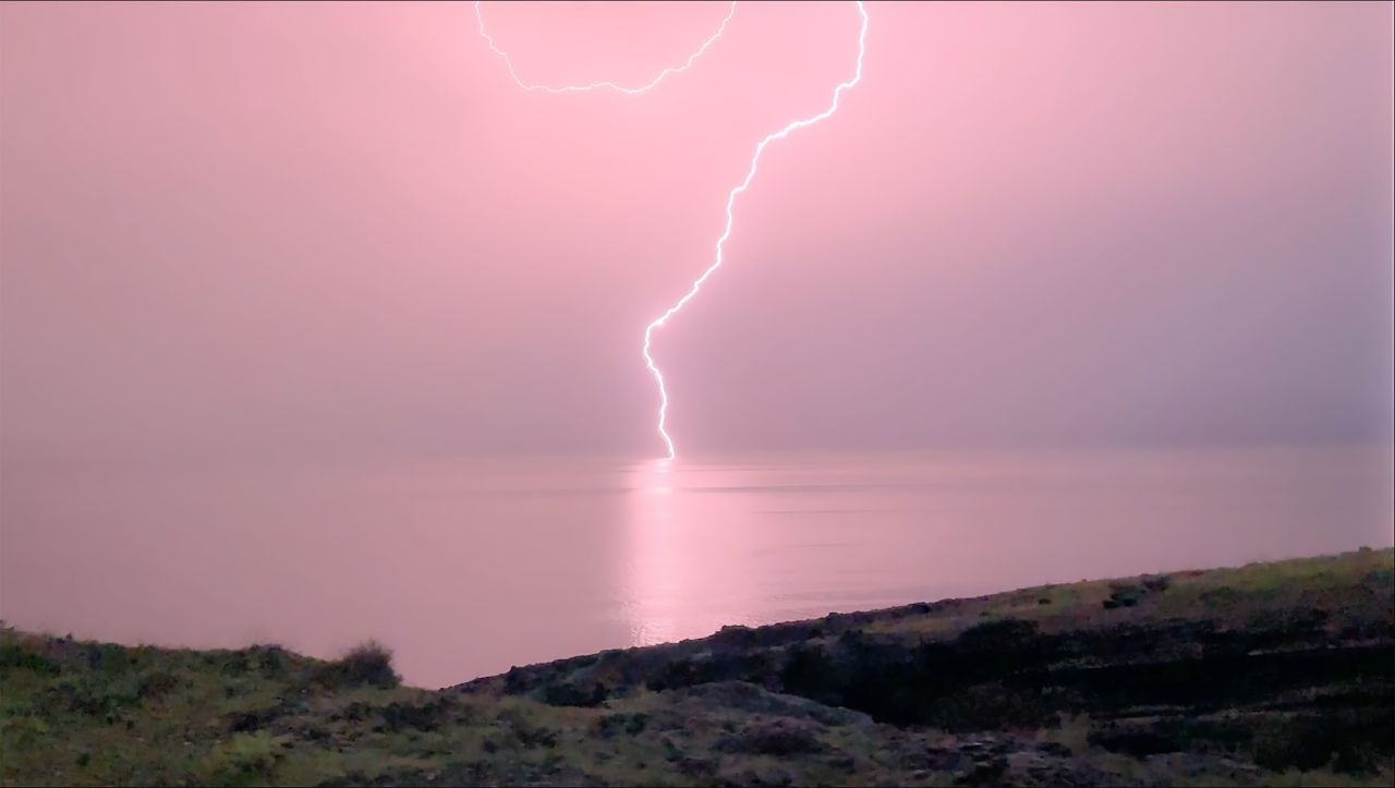 Van Gölü Üzerinde Çakan Şimşekler Hem Korkuttu Hem De Görsel Şölen Oluşturdu - Sayfa 3