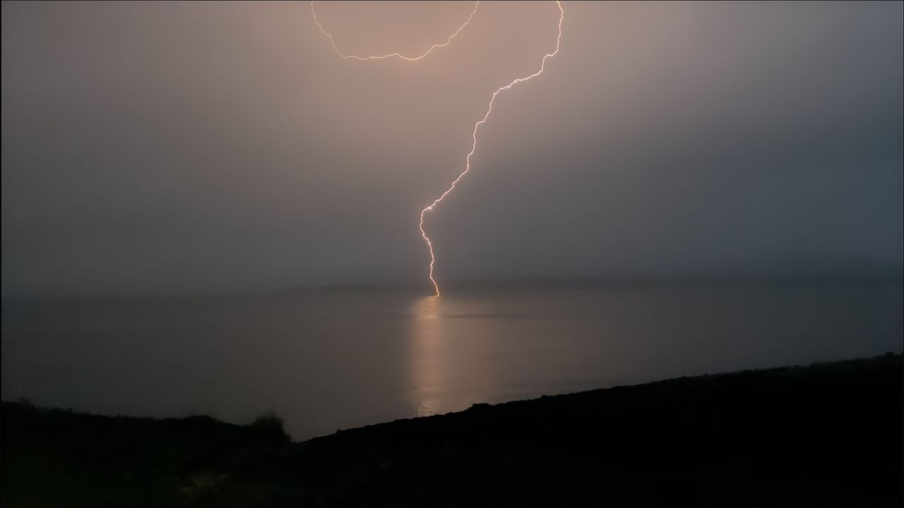 Van Gölü Üzerinde Çakan Şimşekler Hem Korkuttu Hem De Görsel Şölen Oluşturdu - Sayfa 4