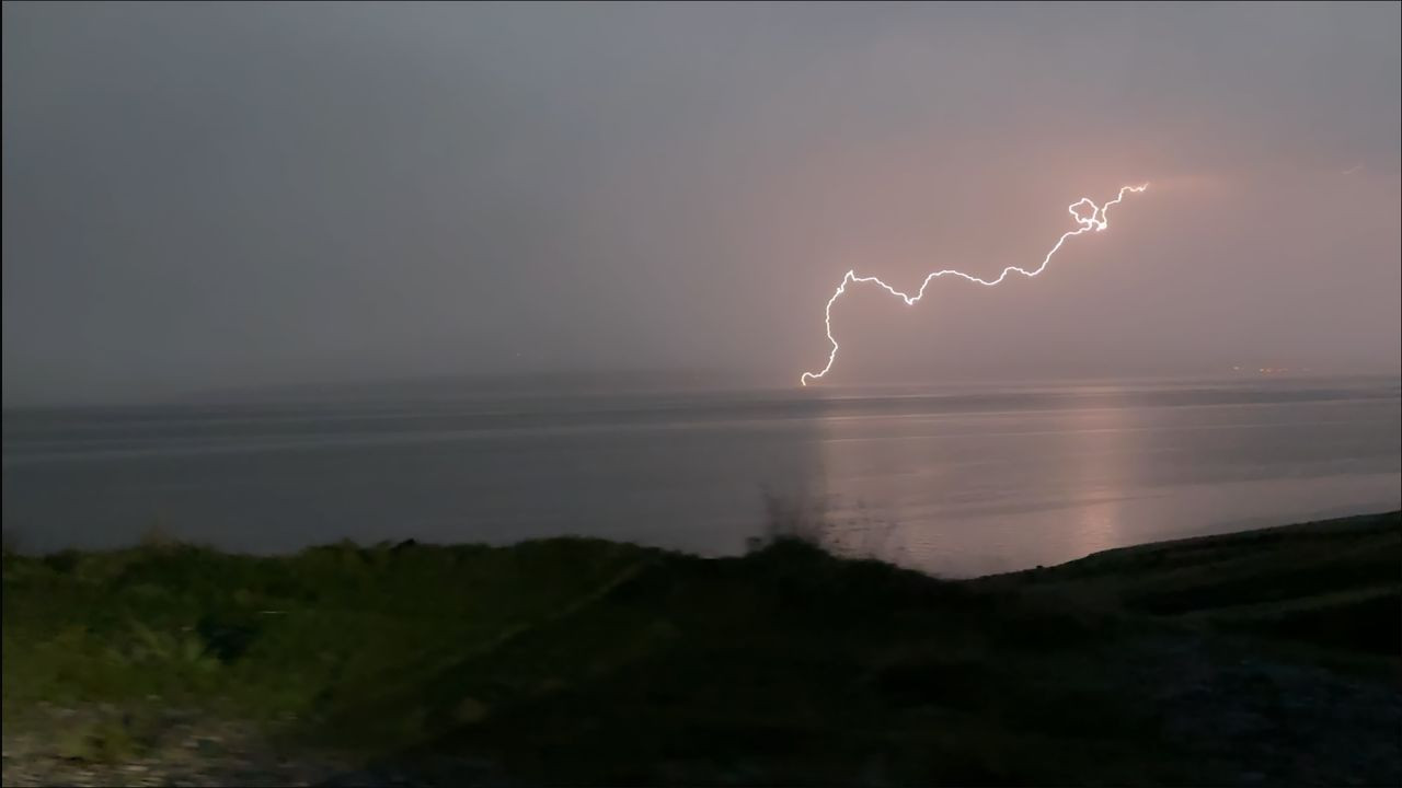 Van Gölü Üzerinde Çakan Şimşekler Hem Korkuttu Hem De Görsel Şölen Oluşturdu - Sayfa 6