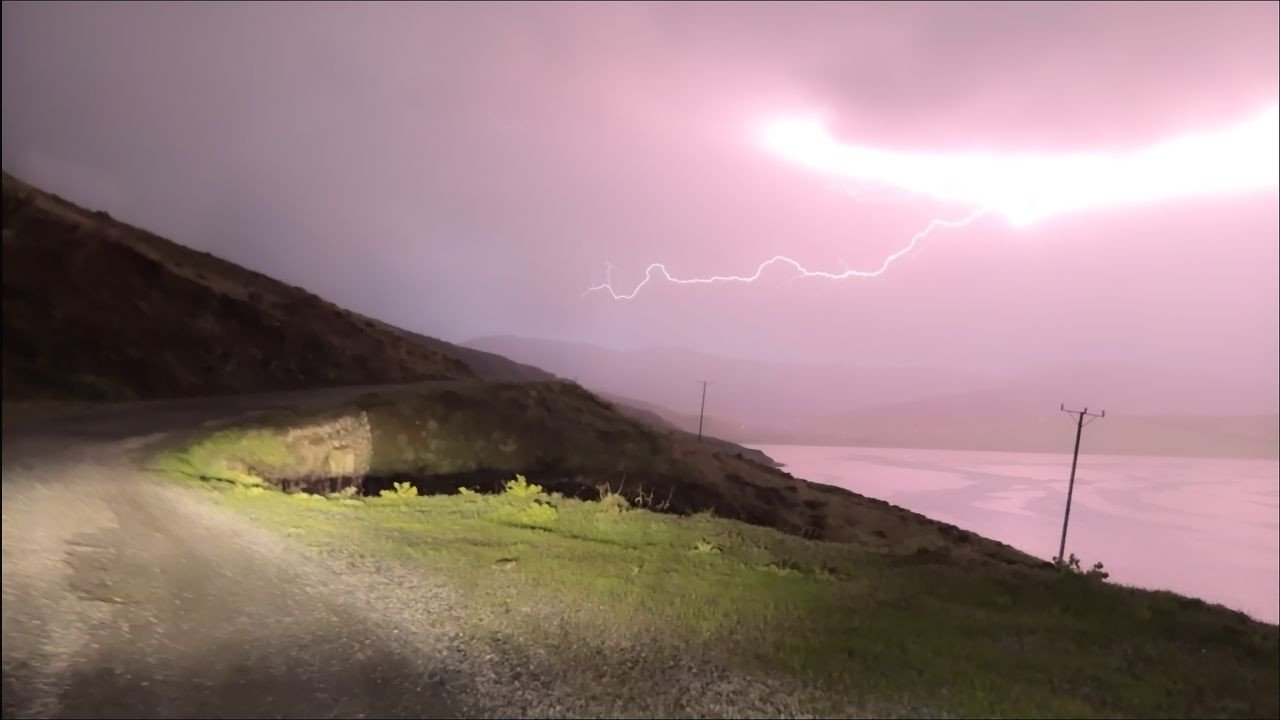 Van Gölü Üzerinde Çakan Şimşekler Hem Korkuttu Hem De Görsel Şölen Oluşturdu - Sayfa 7