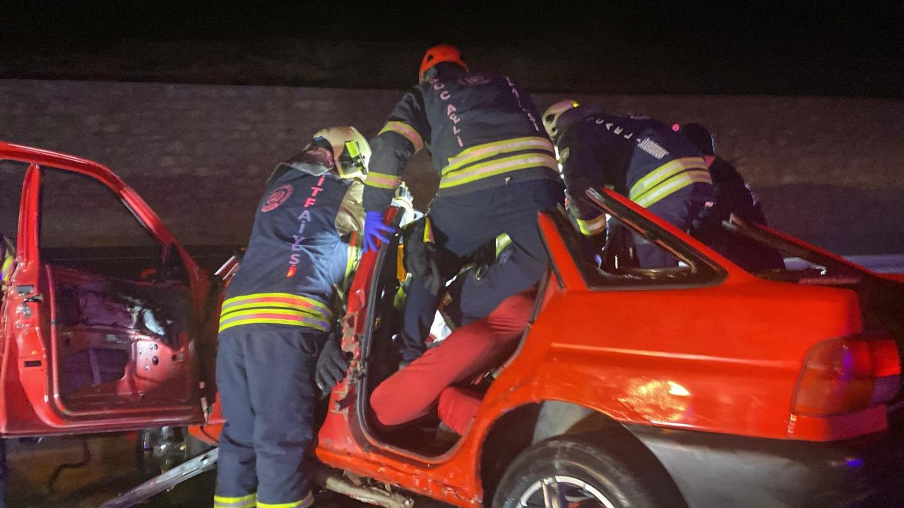 Kocaeli'de Bariyerlere Giren Otomobil, İki Kişiye Mezar Oldu - Sayfa 1