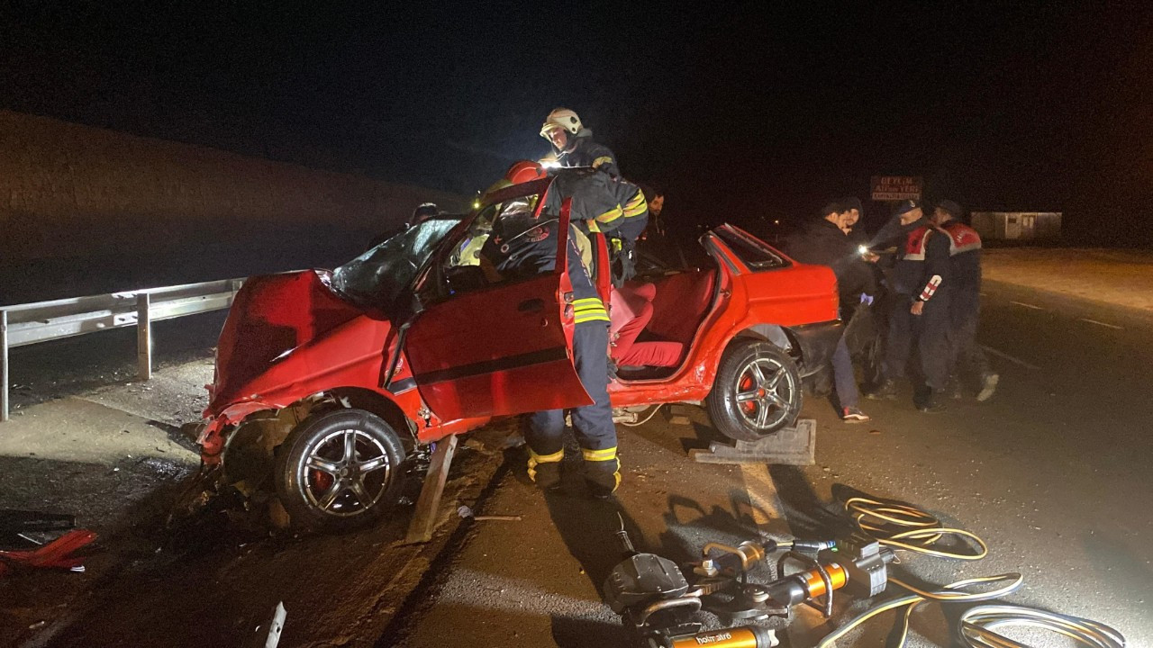 Kocaeli'de Bariyerlere Giren Otomobil, İki Kişiye Mezar Oldu