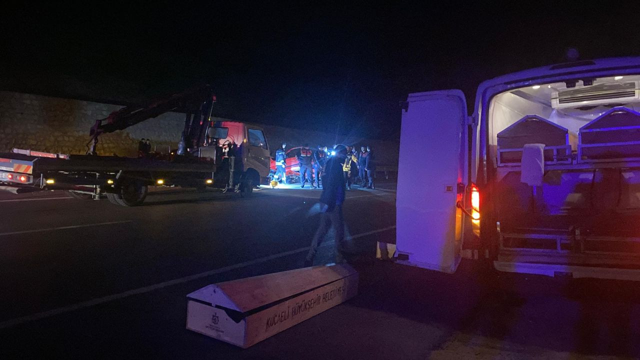 Kocaeli'de Bariyerlere Giren Otomobil, İki Kişiye Mezar Oldu - Sayfa 6