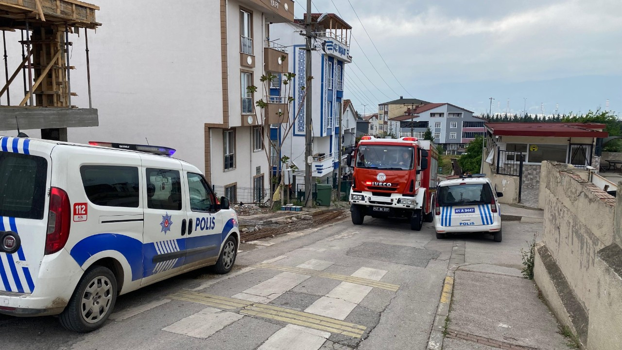 Kocaeli'de Demirin ucu elektrik teline temas edince facia yaşandı: 3 yaralı