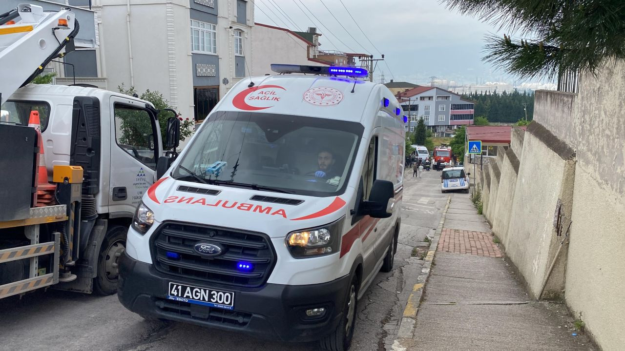 Kocaeli'de Demirin ucu elektrik teline temas edince facia yaşandı: 3 yaralı - Sayfa 3