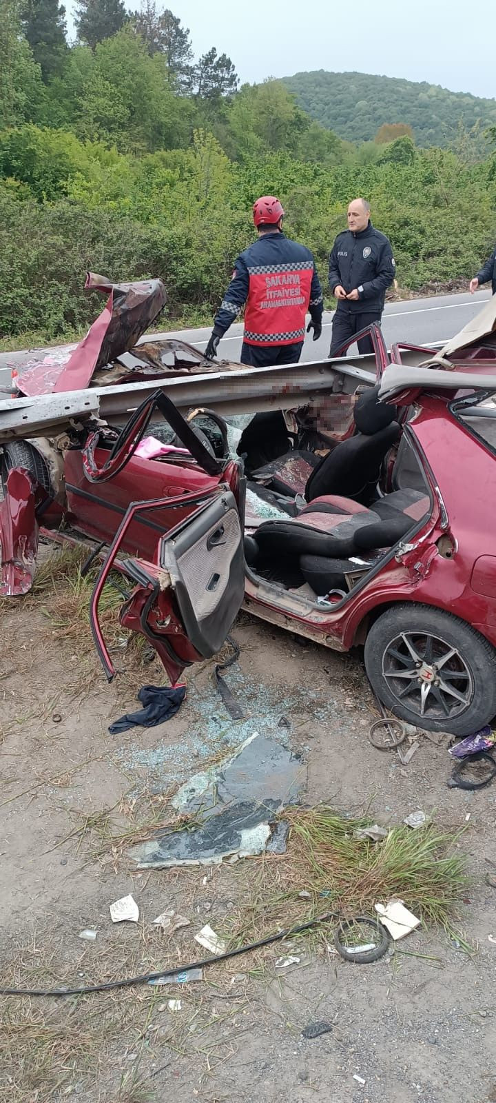 Kontrolden Çıkan Otomobil Bariyerlere Saplandı: 2 Kişi Ağır Yaralı! - Sayfa 3