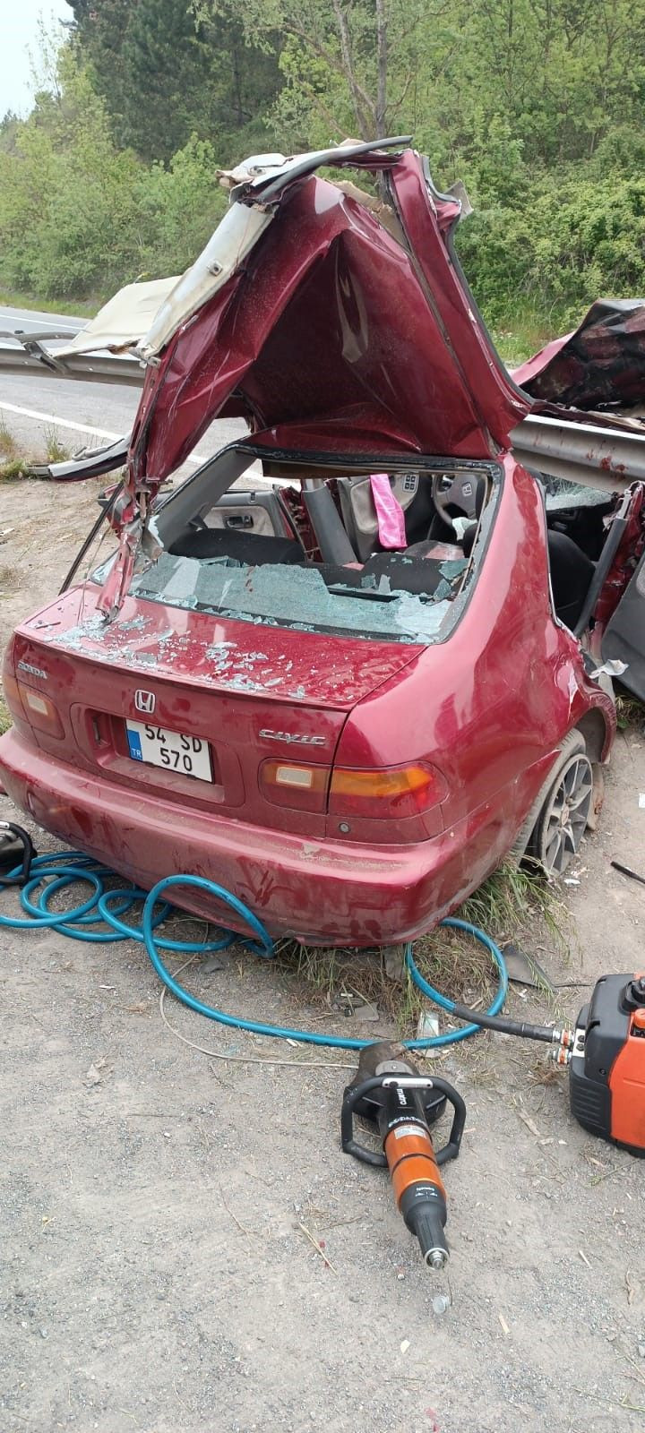 Kontrolden Çıkan Otomobil Bariyerlere Saplandı: 2 Kişi Ağır Yaralı! - Sayfa 2