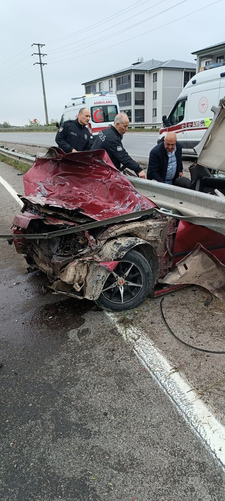 Kontrolden Çıkan Otomobil Bariyerlere Saplandı: 2 Kişi Ağır Yaralı! - Sayfa 1