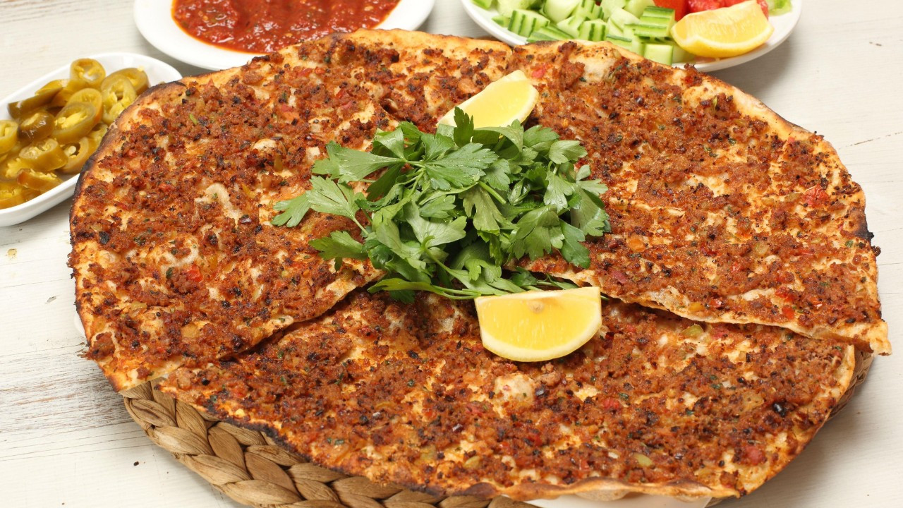Sultangazi'deki Lahmacun Skandalı: Restoranın İçinden Çıkanlar Şaşkına Çevirdi!