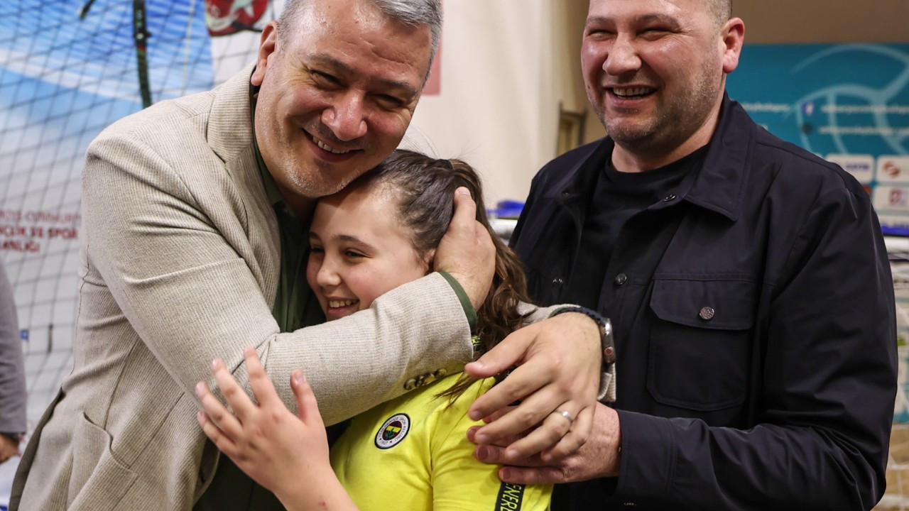 Serdivan’da 23 Nisan Coşkusu: Mini Voleybol Şenliği 749 Sporcu ile Renklendi!