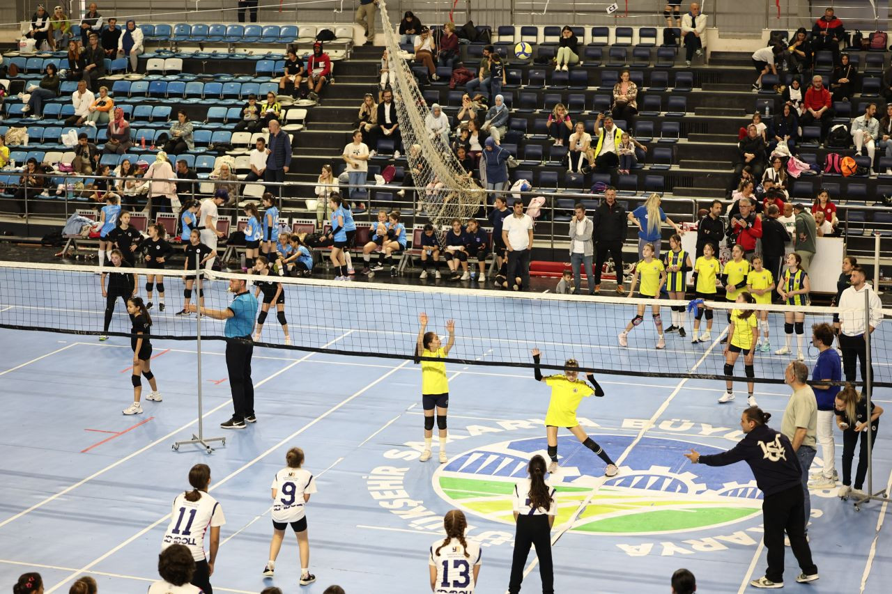 Serdivan’da 23 Nisan Coşkusu: Mini Voleybol Şenliği 749 Sporcu ile Renklendi! - Sayfa 2
