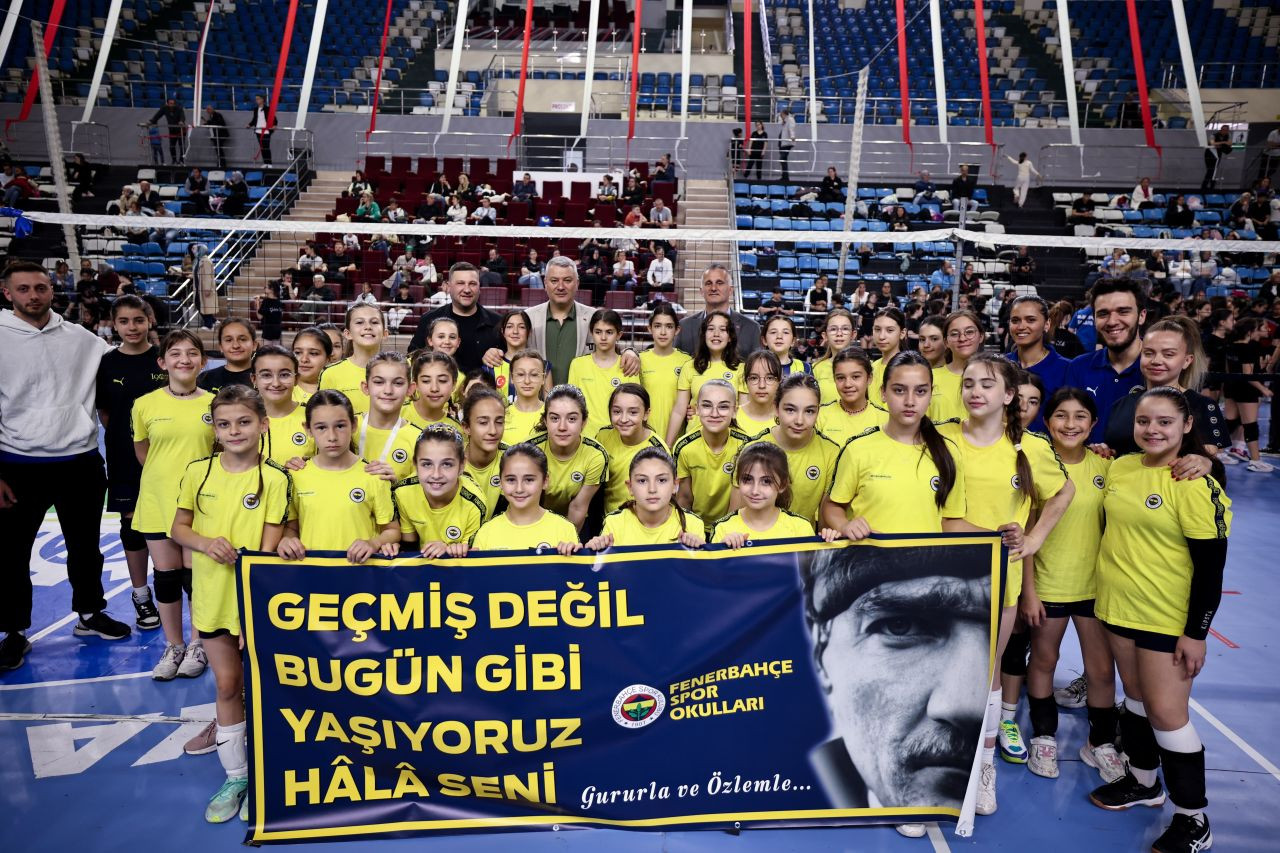 Serdivan’da 23 Nisan Coşkusu: Mini Voleybol Şenliği 749 Sporcu ile Renklendi! - Sayfa 1