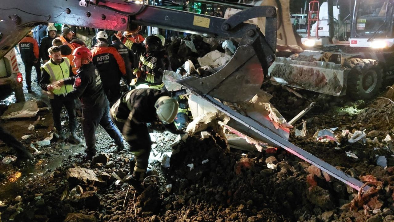 Akaryakıt İstasyonunda Heyelan: 2'si Çocuk 3 Kişi Göçük Altında - Sayfa 3