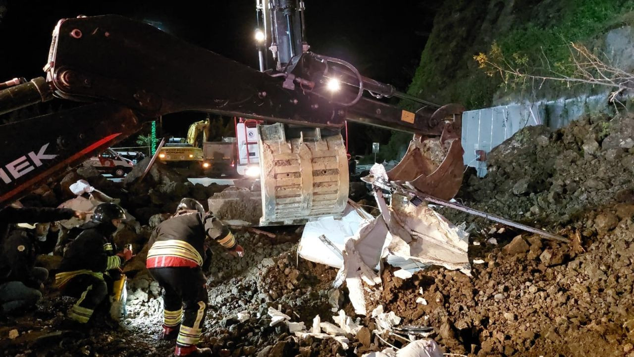 Akaryakıt İstasyonunda Heyelan: 2'si Çocuk 3 Kişi Göçük Altında - Sayfa 4