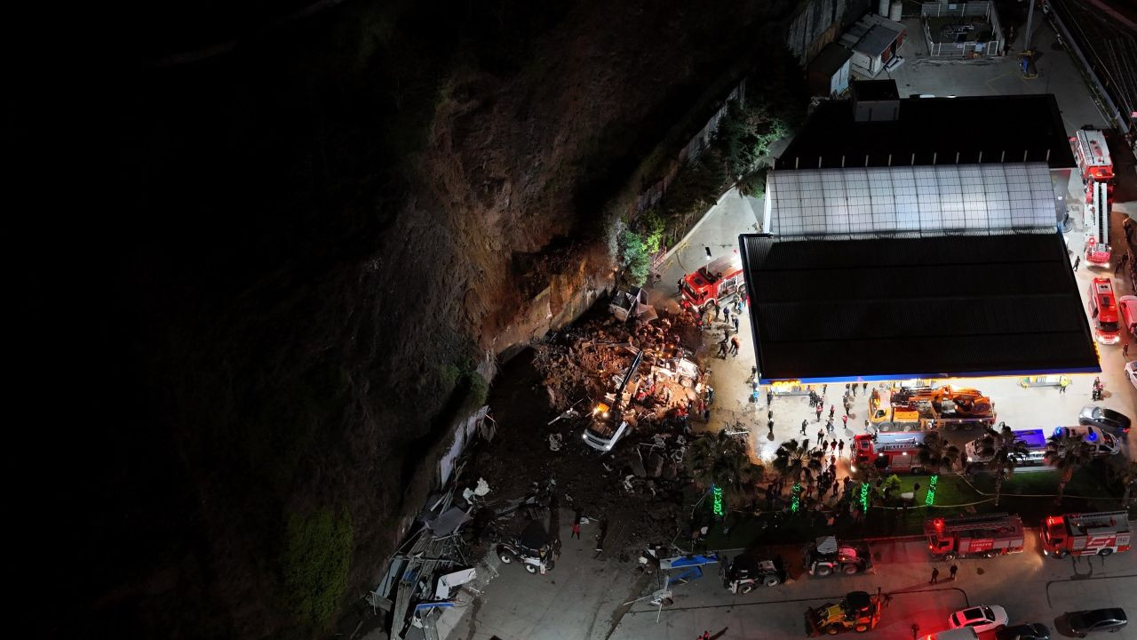 Akaryakıt İstasyonunda Heyelan: 2'si Çocuk 3 Kişi Göçük Altında - Sayfa 5