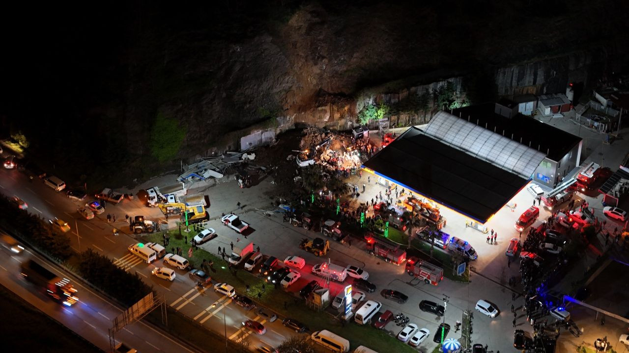 Akaryakıt İstasyonunda Heyelan: 2'si Çocuk 3 Kişi Göçük Altında - Sayfa 1