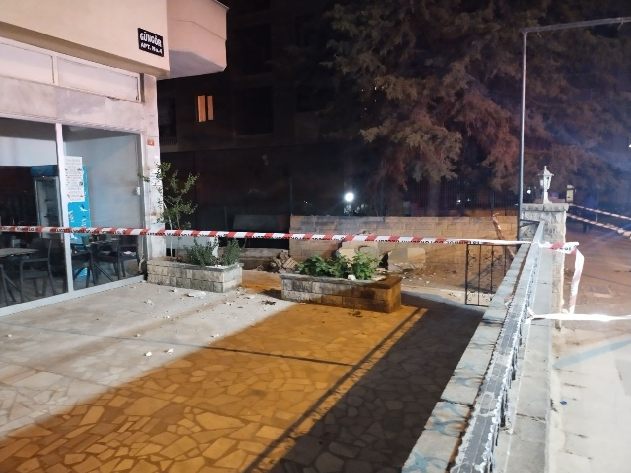 Kadıköy'de Balkon Çöktü, Bina Tedbiren Boşaltıldı - Sayfa 1