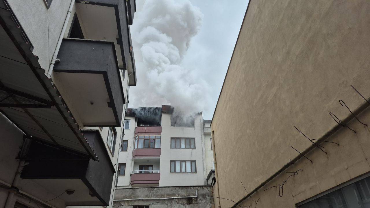 Düzce'de 5 Katlı Binanın En Üst Katı Alevlere Teslim Oldu - Sayfa 2