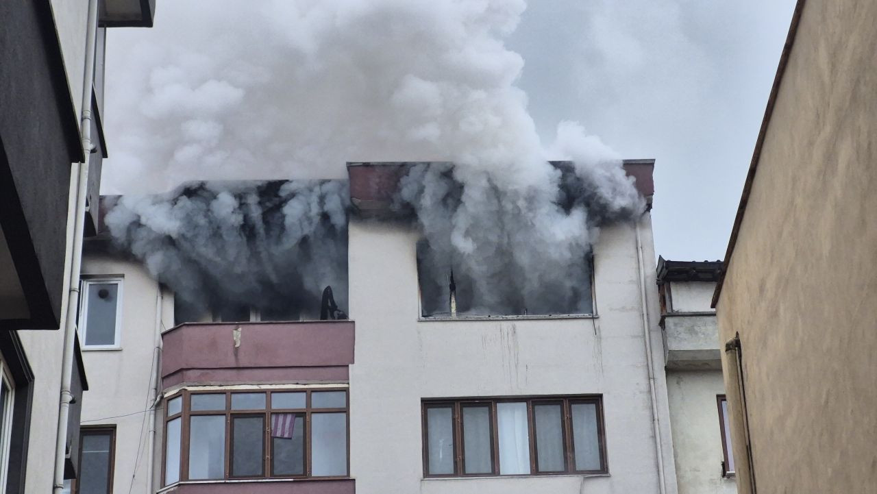 Düzce'de 5 Katlı Binanın En Üst Katı Alevlere Teslim Oldu - Sayfa 3
