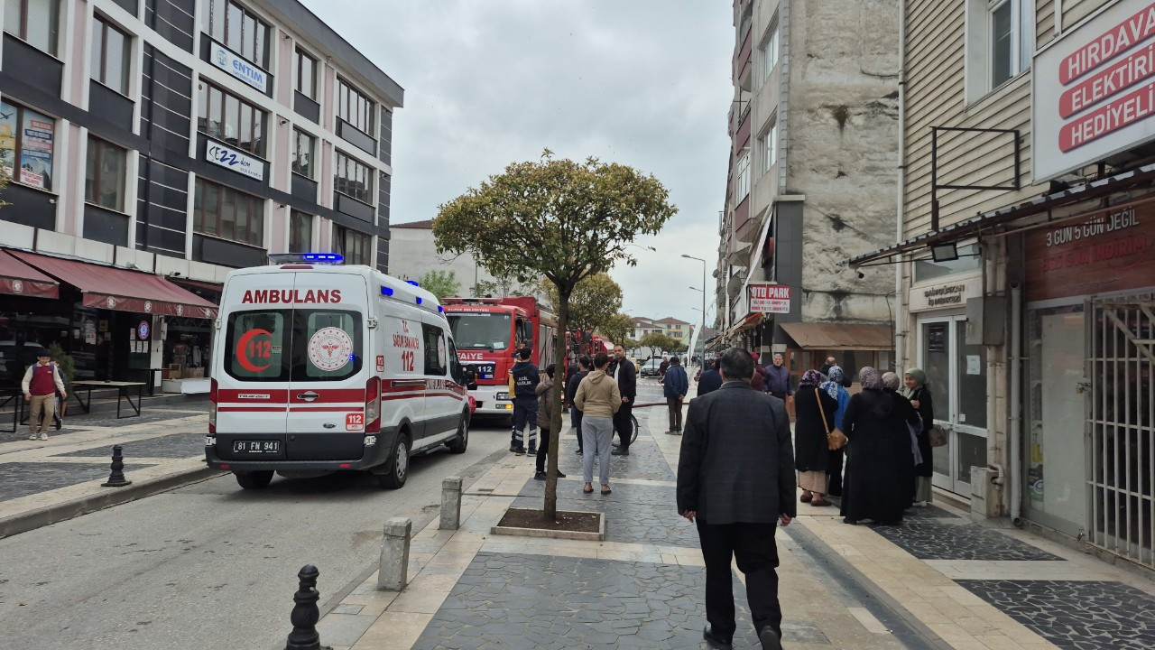Düzce'de 5 Katlı Binanın En Üst Katı Alevlere Teslim Oldu