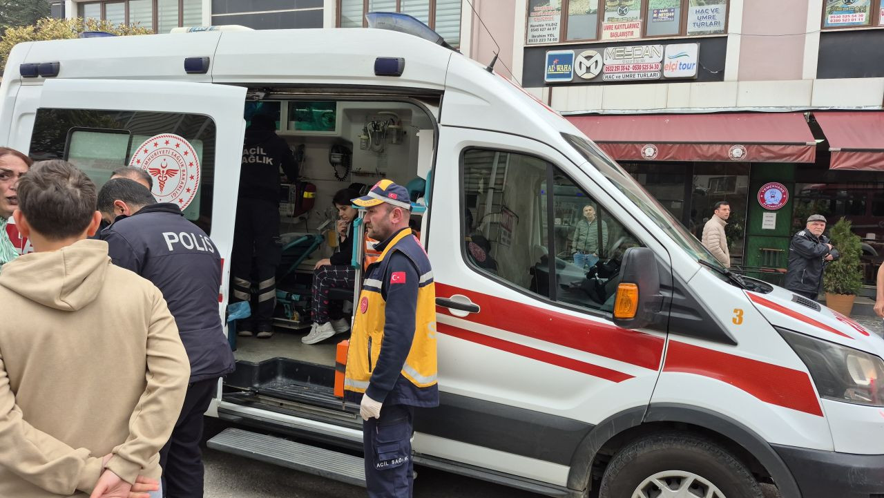 Düzce'de 5 Katlı Binanın En Üst Katı Alevlere Teslim Oldu - Sayfa 1
