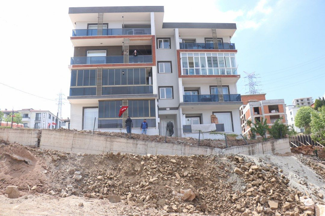 Yıkılma Riski Taşıyan Binaya Kaya ve Toprakla Destek! - Sayfa 1