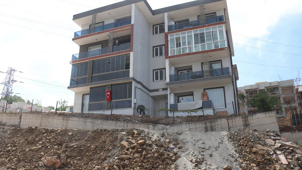 Yıkılma Riski Taşıyan Binaya Kaya ve Toprakla Destek!