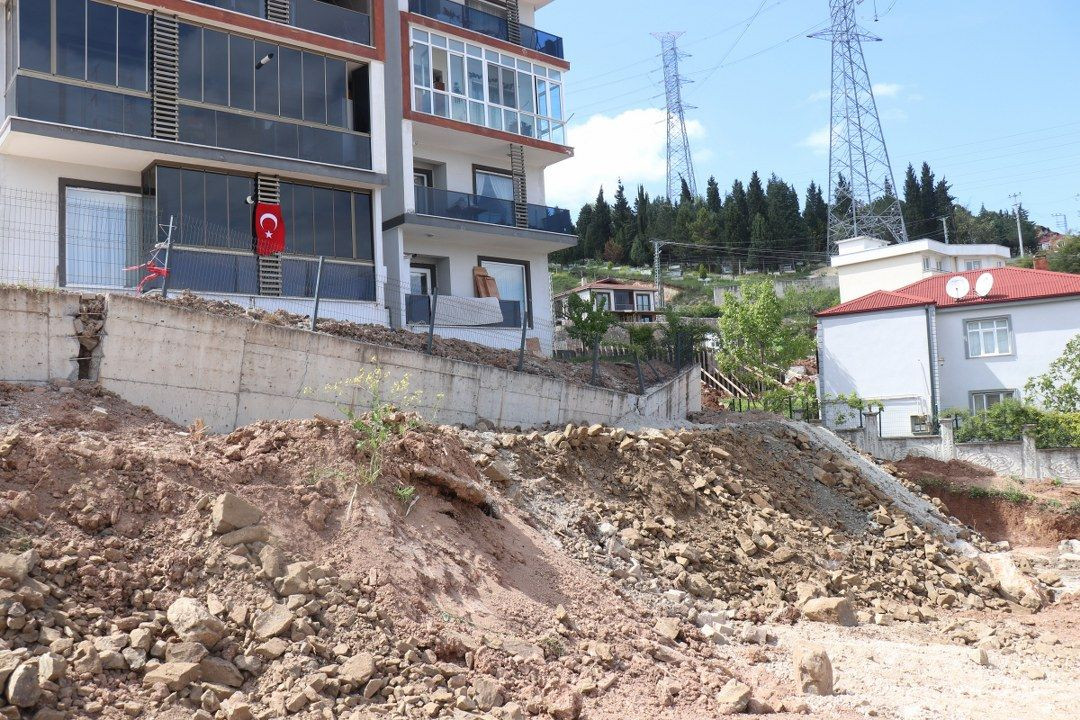 Yıkılma Riski Taşıyan Binaya Kaya ve Toprakla Destek! - Sayfa 4