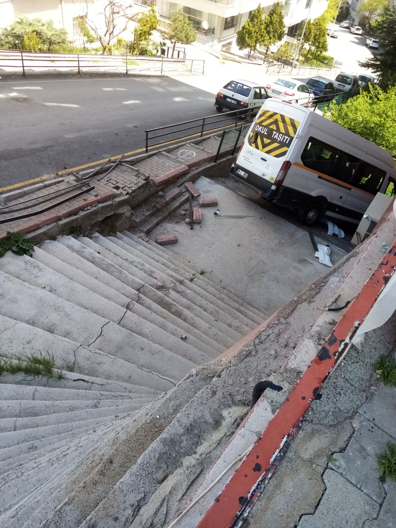 Kontrolden çıkan servis aracı apartman merdivenine devrildi - Sayfa 3