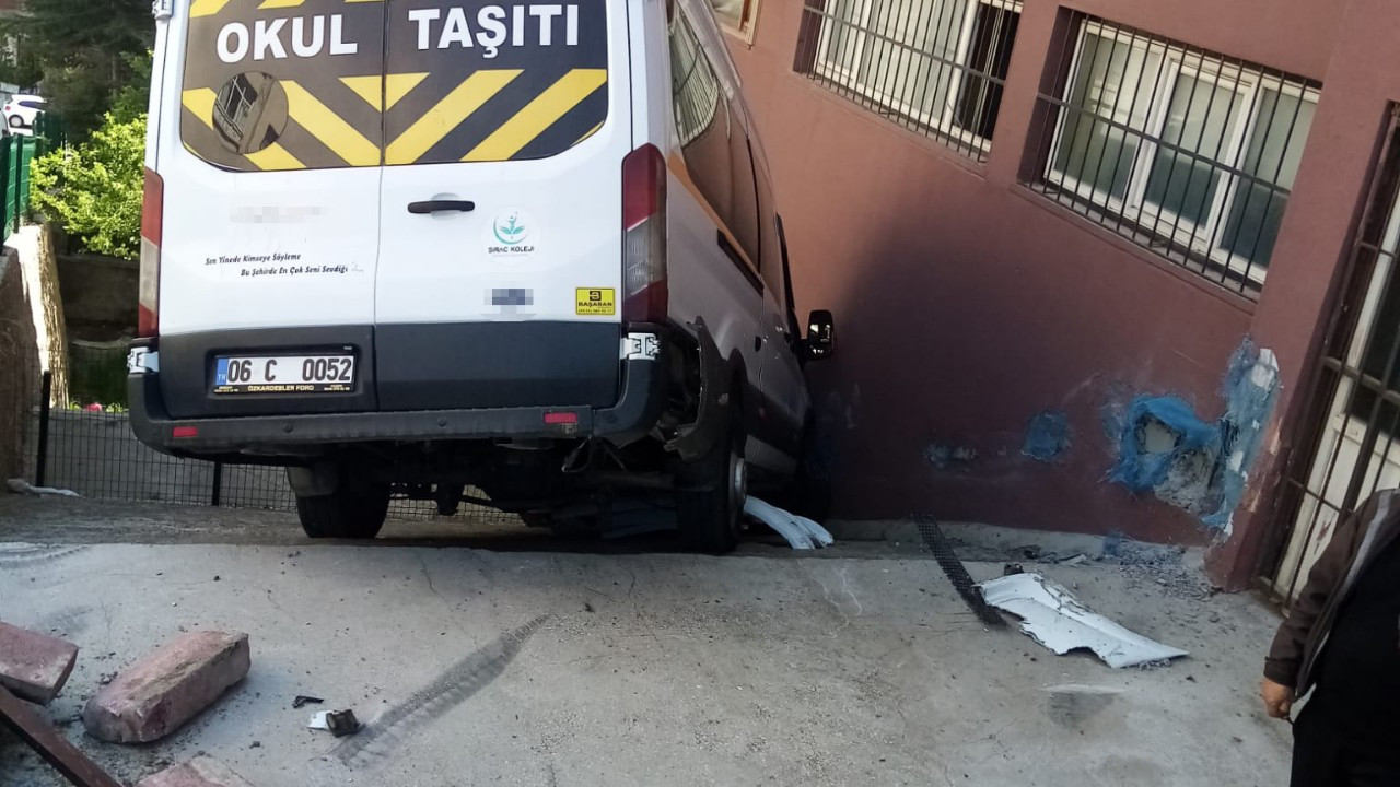 Kontrolden çıkan servis aracı apartman merdivenine devrildi