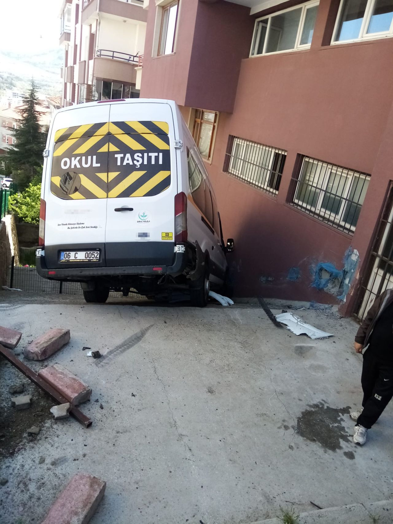 Kontrolden çıkan servis aracı apartman merdivenine devrildi - Sayfa 2