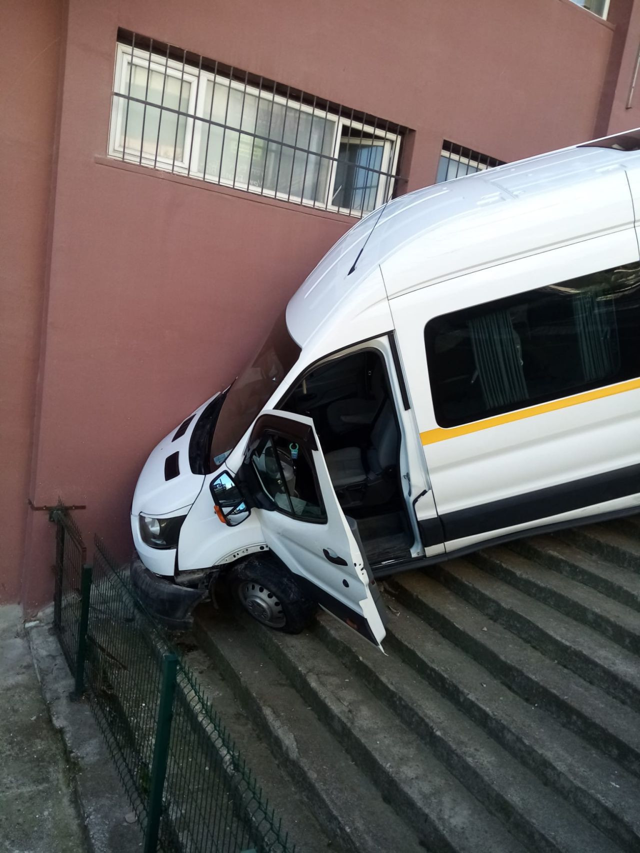 Kontrolden çıkan servis aracı apartman merdivenine devrildi - Sayfa 1