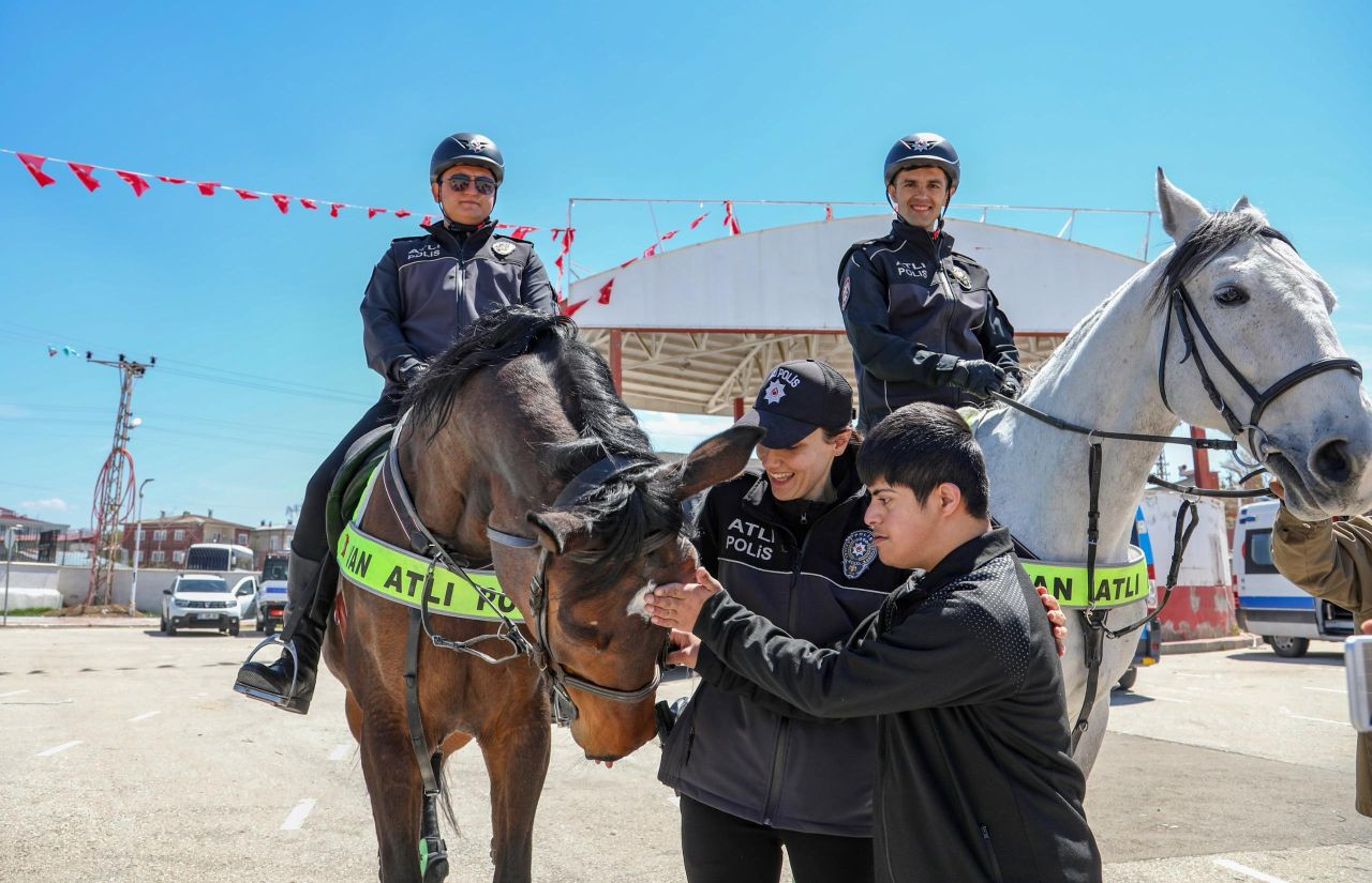 Van’da özel çocuklar için uçurtma şenliği düzenlendi - Sayfa 5