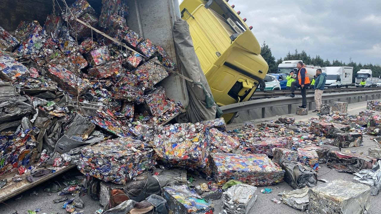 Yan Yatan Tır TEM’i Kilitledi: Yola Saçılan Hurdalar Trafiği Felç Etti - Sayfa 4
