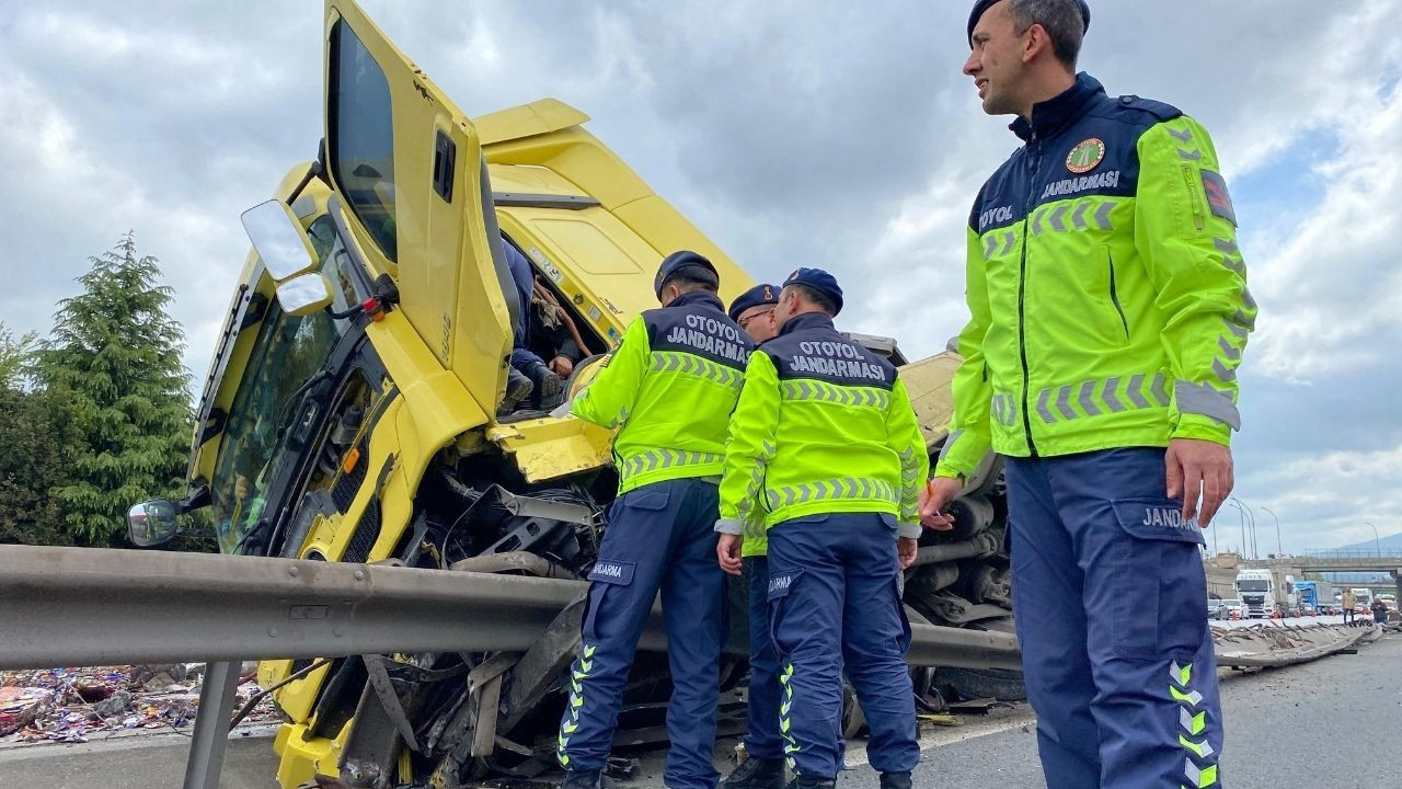 Yan Yatan Tır TEM’i Kilitledi: Yola Saçılan Hurdalar Trafiği Felç Etti - Sayfa 3
