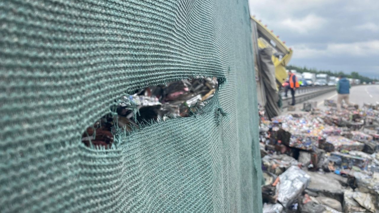 Yan Yatan Tır TEM’i Kilitledi: Yola Saçılan Hurdalar Trafiği Felç Etti - Sayfa 2