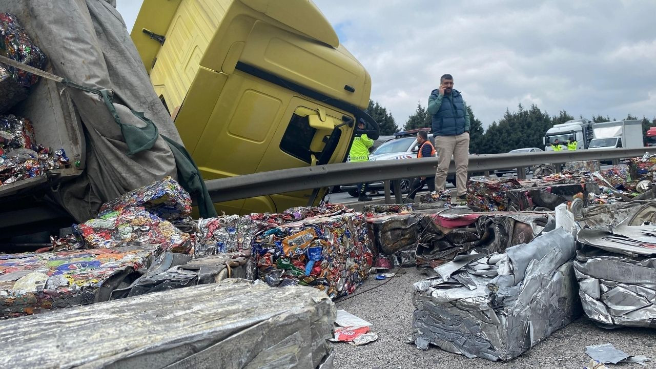 Yan Yatan Tır TEM’i Kilitledi: Yola Saçılan Hurdalar Trafiği Felç Etti - Sayfa 1