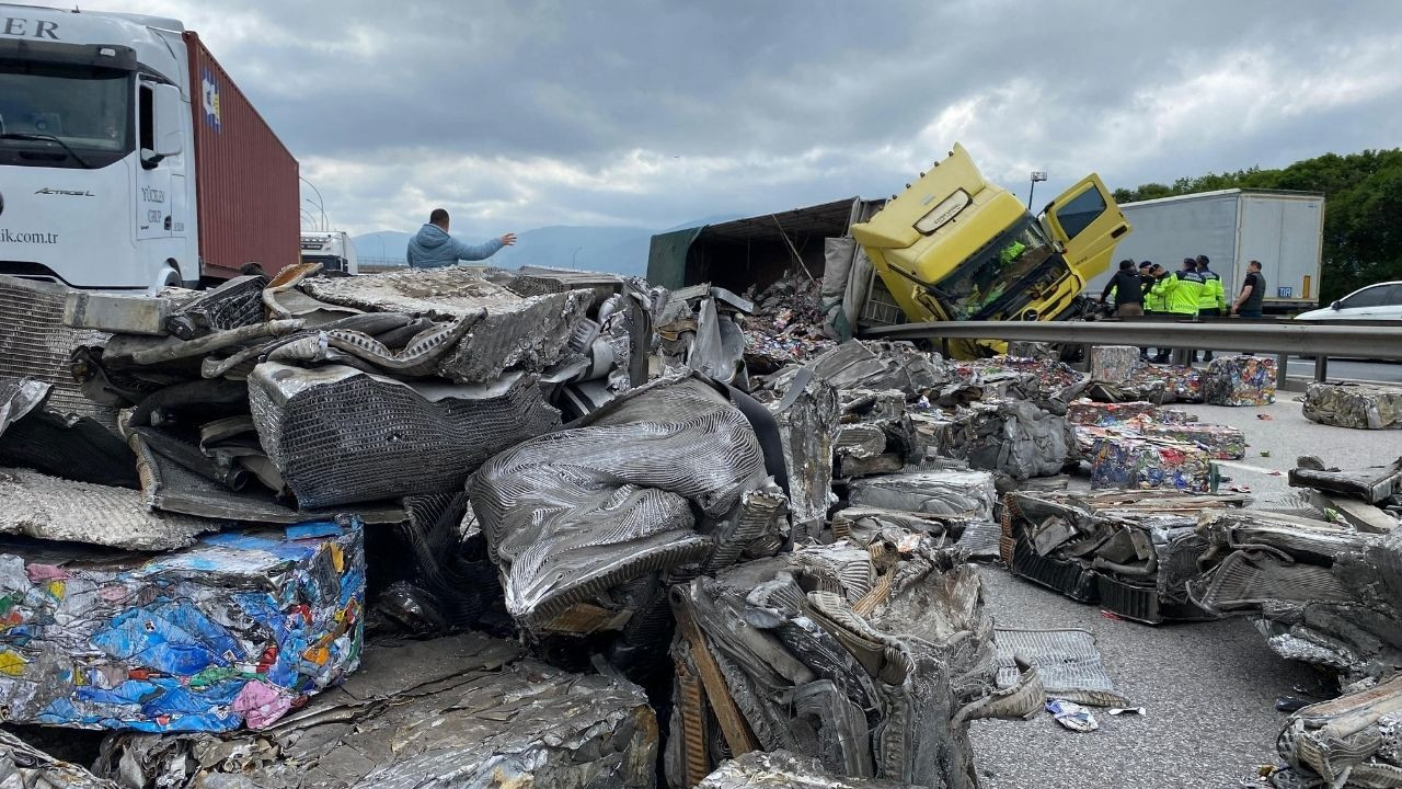 Yan Yatan Tır TEM’i Kilitledi: Yola Saçılan Hurdalar Trafiği Felç Etti - Sayfa 5