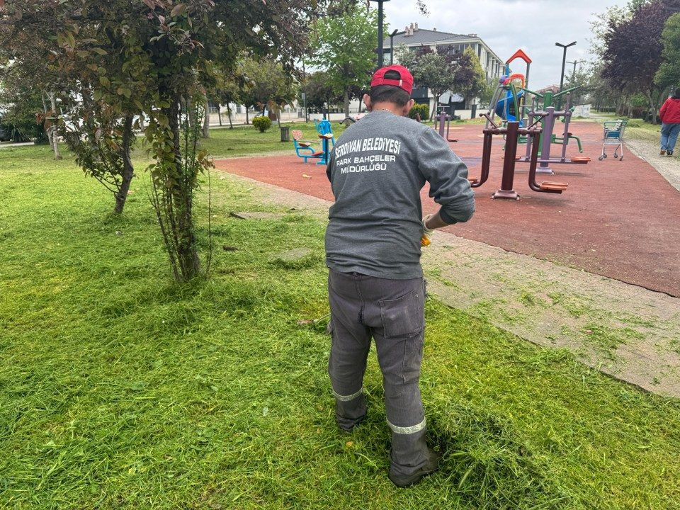 Serdivan’da Bahçelievler’e Bahar Dokunuşu: Ot Biçme Çalışmalarıyla Temiz ve Yeşil Mahalle! - Sayfa 1