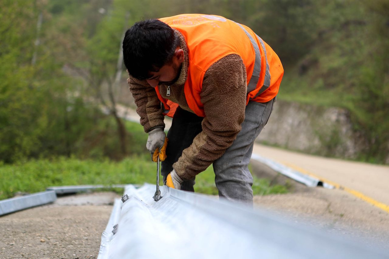 Büyükşehir Belediyesi’nden Akyazı’ya Güvenli Ulaşım: Taşyatak Mahallesi’ne Çelik Bariyer! - Sayfa 2