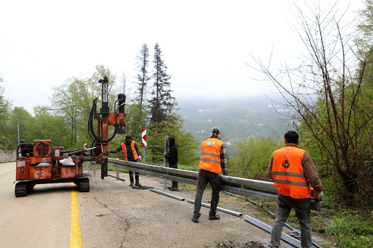 Büyükşehir Belediyesi’nden Akyazı’ya Güvenli Ulaşım: Taşyatak Mahallesi’ne Çelik Bariyer! - Sayfa 1