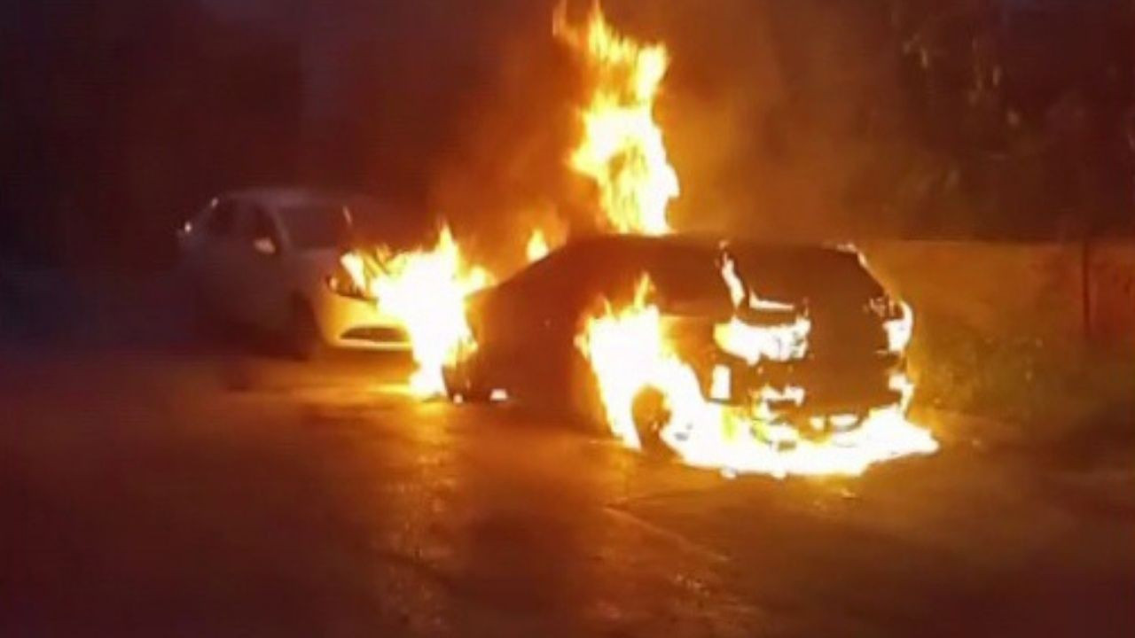 Pendik’te park halindeki otomobil alev topuna döndü