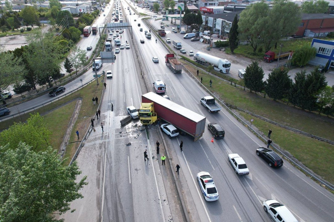 D-100’de TIR Dehşeti: Karşı Şeride Geçti, Zincirleme Kaza Kaçınılmaz Oldu! - Sayfa 1