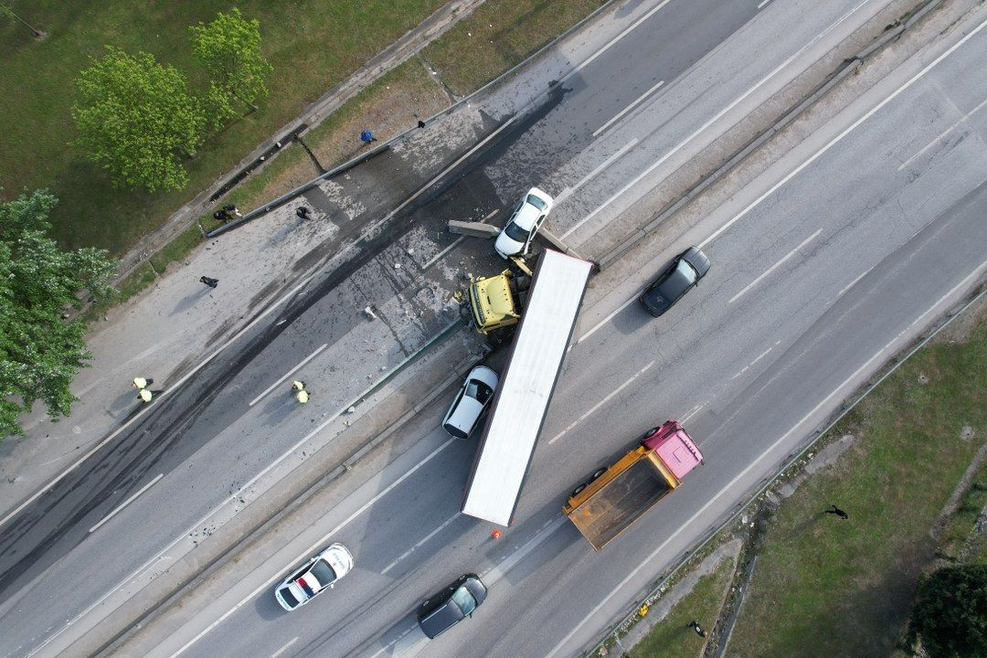 D-100’de TIR Dehşeti: Karşı Şeride Geçti, Zincirleme Kaza Kaçınılmaz Oldu! - Sayfa 4