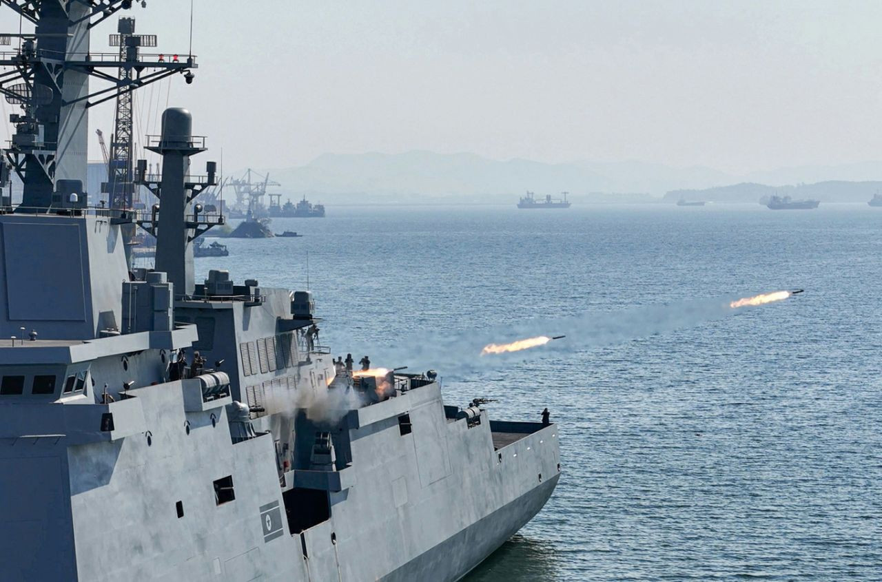 Kuzey Kore Yeni Savaş Gemisindeki Füze Ve Top Sistemlerinin İlk Test Atışını Gerçekleştirdi - Sayfa 11